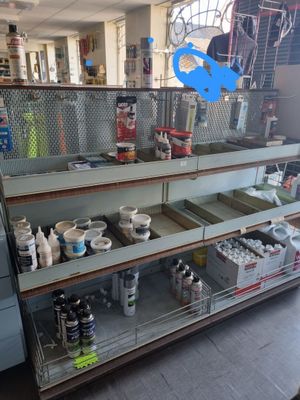 une vitrine remplie de peinture et de matériel dans un magasin