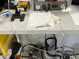une photo d'un poste de travail équipé de nombreux appareils