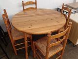une table en bois et quatre chaises dans une pièce