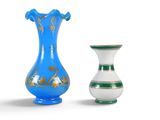 deux vases posés l'un à côté de l'autre sur une surface blanche