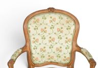 FAUTEUILS (paire de) cabriolets en bois naturel mouluré et s… (photo 6)
