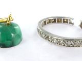 une paire de boucles d'oreilles en émeraude et diamant et une bague en or