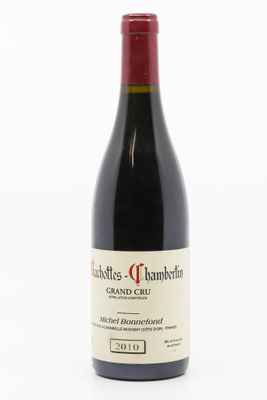 une bouteille de vin posée sur une table