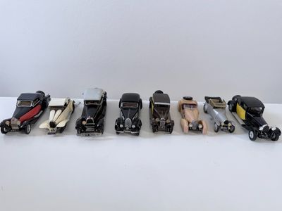 un groupe de petites voitures posées sur une table blanche