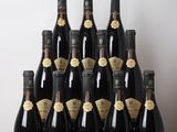 un lot de bouteilles de vin posées sur une table en bois