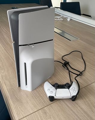 une console de jeux vidéo posée sur une table à côté d'une chaise