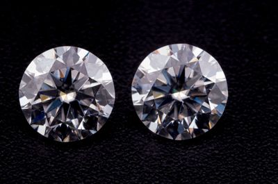deux diamants ronds taille brillant sur un fond noir