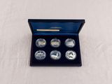 un coffret bleu contenant un ensemble de six pièces d'argent