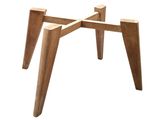une petite table en bois à quatre pieds sur fond blanc