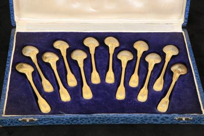 six cuillères dans une boîte bleue avec un couvercle blanc