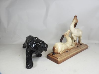deux figurines d'animaux posées sur une table