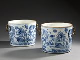 paire de vases chinois en porcelaine bleue et blanche, munis d'anses