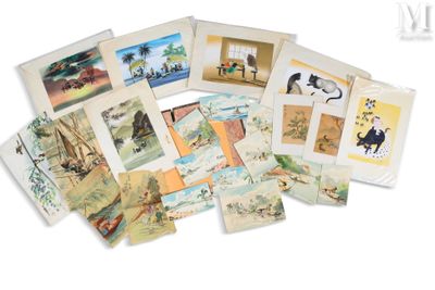 tout un tas de cartes postales posées sur une table