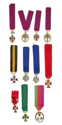 de nombreuses médailles exposées sur un fond blanc
