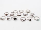 un assortiment de bagues en argent sur un fond blanc