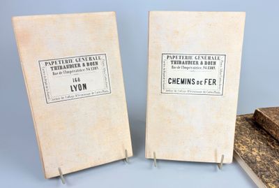 deux livres posés l'un à côté de l'autre sur une table