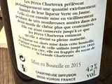 une bouteille de vin posée sur une table