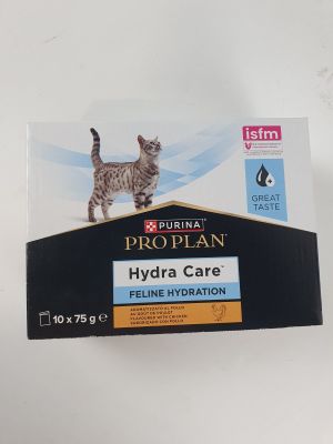 une photo d'une boîte de nourriture pour chat ProPlan sur laquelle est perché un chat