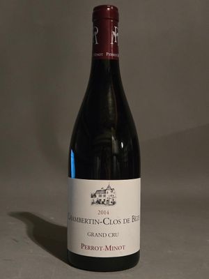 une bouteille de vin posée sur une table