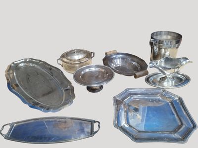 de nombreuses assiettes et plateaux en argent posés sur la table