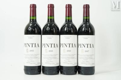 trois bouteilles de vin sont alignées sur une surface blanche
