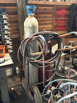beaucoup de tuyaux et d'autres équipements dans un garage