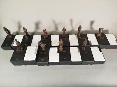 un grand nombre de figurines posées sur une table