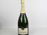 gros plan d'une bouteille de champagne sur une surface blanche