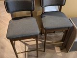 deux chaises placées l'une à côté de l'autre sur le sol