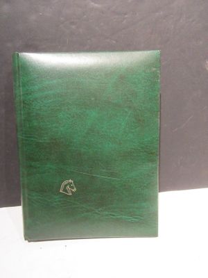 couverture en cuir d'un livre vert sur laquelle figure l'image d'un cheval