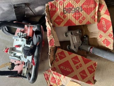 une boîte à outils posée par terre à côté d'un sac
