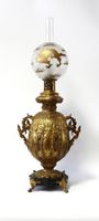 Importante lampe à pétrole de forme balustre en bronze cisel…