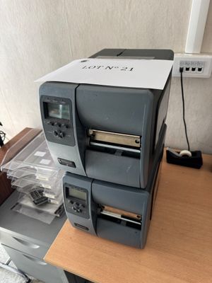 une imprimante posée sur un bureau à côté d'une imprimante