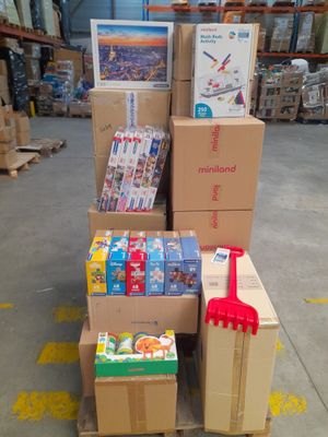 plusieurs cartons sont empilés les uns sur les autres dans un entrepôt