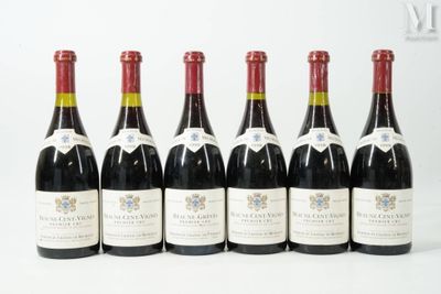 six bouteilles de vin sont alignées sur une surface blanche