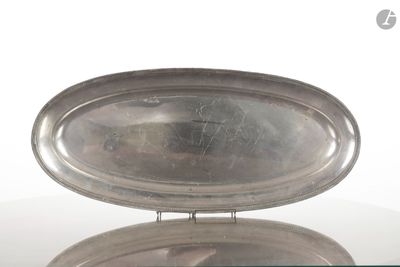 une table en verre sur laquelle est posée une assiette en argent