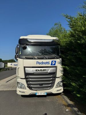 un camion blanc garé sur le bord de la route