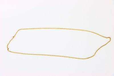 un collier en or avec une chaîne sur fond blanc