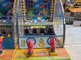 deux bornes d'arcade qui se trouvent dans une pièce