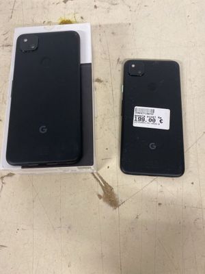 deux iPhones noirs posés l'un à côté de l'autre sur une table