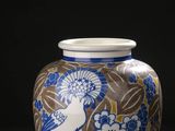 un vase bleu et blanc avec un oiseau dessus