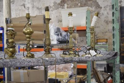 tout un tas de bougies posées sur une étagère