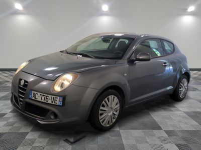 la photo d'une voiture grise garée dans une salle d'exposition