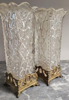 deux vases posés sur une table