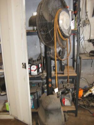 une photo d'une pièce avec un ventilateur et une borne d'incendie