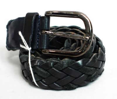 une ceinture noire avec une boucle métallique sur un fond blanc