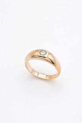 a yellow gold ring with a diamond set in the center