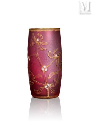 un vase rouge orné d'un motif doré