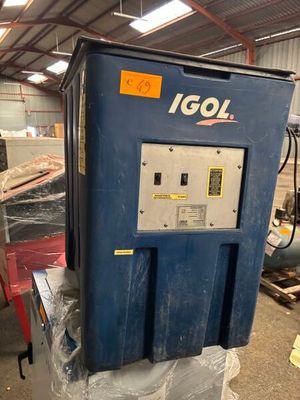 une machine bleue qui se trouve dans un entrepôt