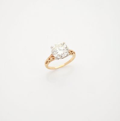une bague de fiançailles sertie d'un diamant rond taille brillant, montée sur une monture en or jaune 18 carats